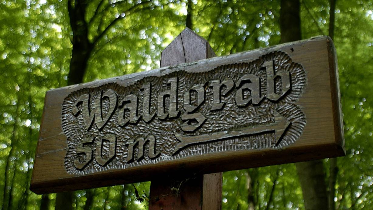 Aus Holz: Der Wegweiser zum Waldgrab. | © ralf bittner