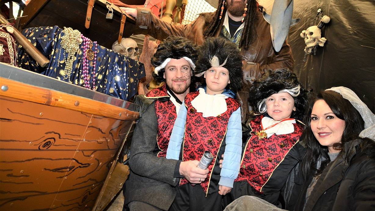 Haben den Schatz gefunden: Alexander und Tanja Teichrib aus Hövelhof mit ihren Söhnen Lian (5) und Jano (4). | © Karin Prignitz