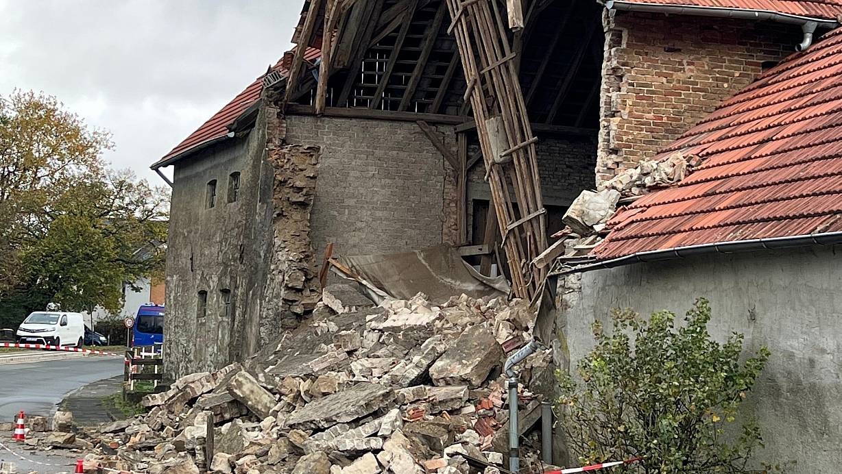 Die Giebelwand einer Scheune an der Ebbinghauser Straße in Borchen-Dörenhagen stürzte im Einsatzverlauf komplett ein. | © Feuerwehr Borchen