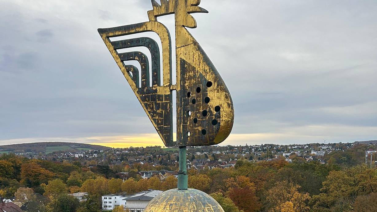 Zum Sonnenaufgang über der Kurstadt thront der Wetterhahn noch auf dem Kirchturm der Auferstehungskirche. | © Theodora Beer