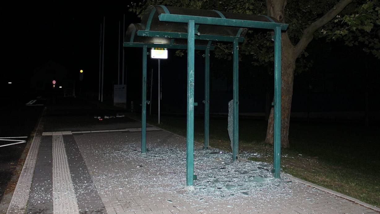 Die Unbekannten zerstörten die Scheiben von zwei Wartehäuschen. | © Polizei Minden-Lübbecke