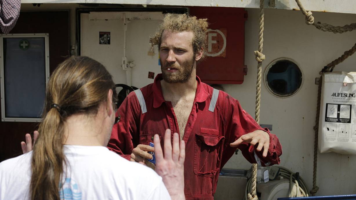 Axel Grafmanns (vorne) und Tillmann Teltemann planen an Deck der "Sea-Watch 2" das weitere Vorgehen. | © Bastian Schlange
