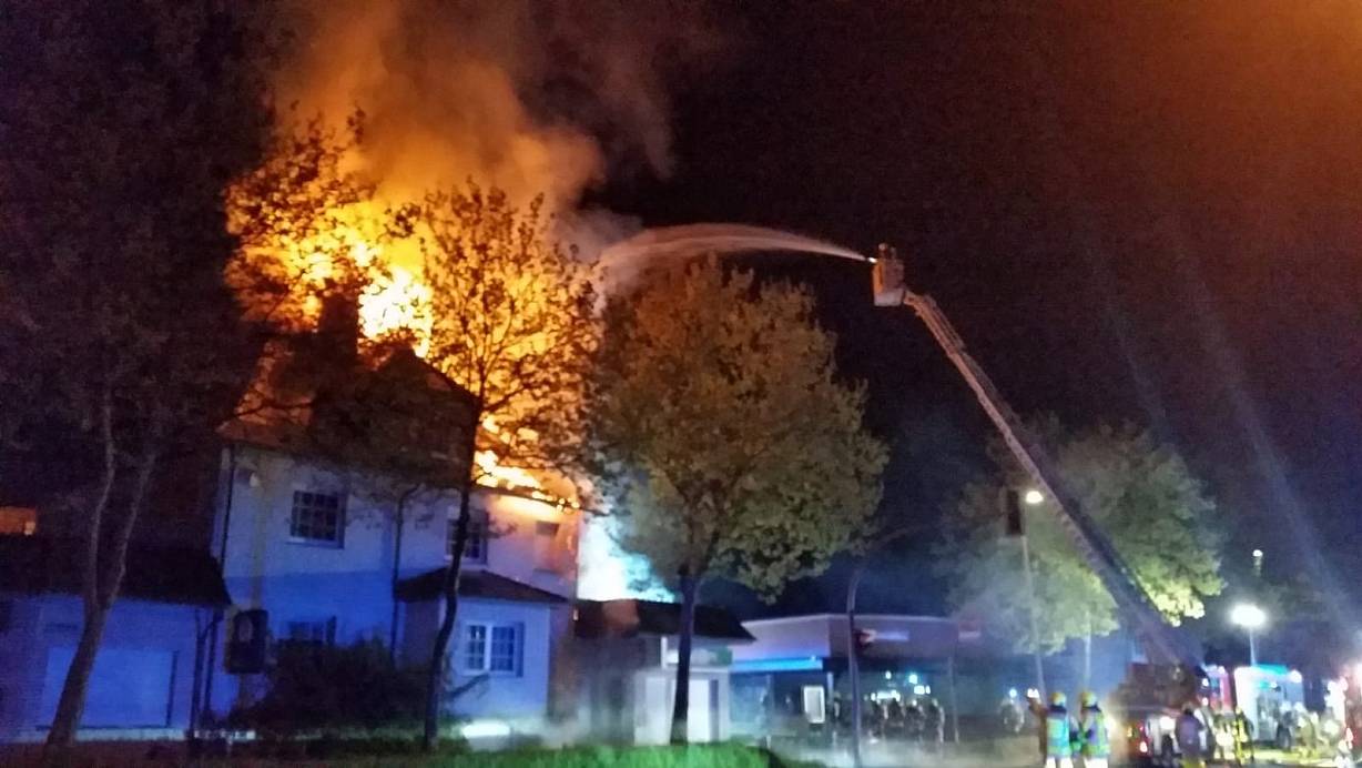 Die Weserstraße musste wegen der Löscharbeiten vier Stunden gesperrt werden. | © Feuerwehr Bad Oeynhausen