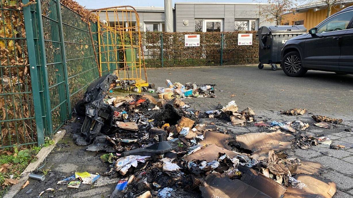 Brand an Gütersloher Kita: Die Plastikreste der Mülltonne sind mit dem Asphalt verschmolzen. | © Christian Bröder