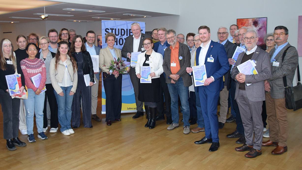 Eine Delegation aus Höxter hat NRW-Wissenschaftsministerin Ina Brandes nun eine Liste mit mehr als 6.000 Unterschriften überreicht. Die Unterzeichnenden setzen sich für den Erhalt von Lehre und Forschung am TH-OWL-Standort Höxter ein. | © Aktioskreis