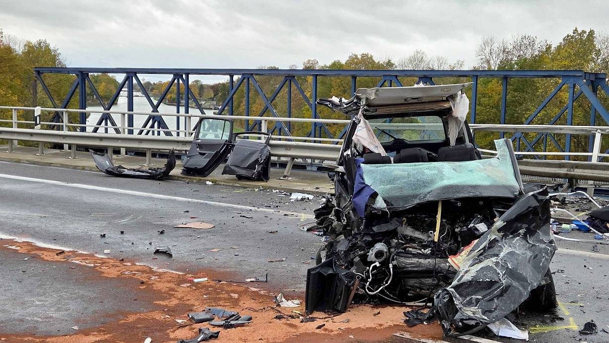 Ein Mann schwebt nach dem Unfall weiter in Lebensgefahr, eine Frau ist schwer verletzt. | © Christian Brahmann/dpa