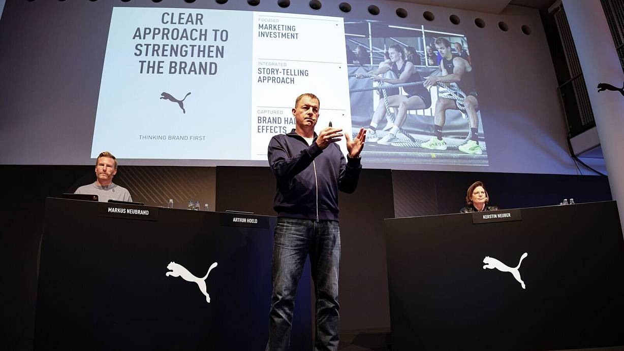 Beim Sportartikelhersteller Puma wird mit dem eisernen Besen gekehrt. | © Daniel Löb/dpa