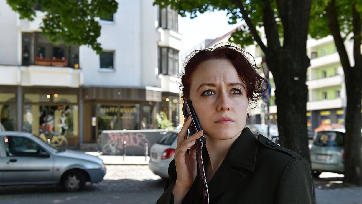 Notruf wählen! Wer Zeuge einer Straftat wird, sollte umgehend Hilfe holen. | © Jens Kalaene/dpa-tmn