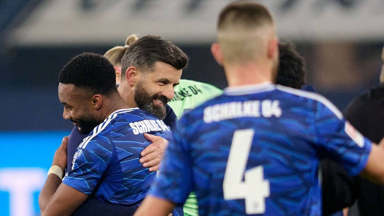 Trainer Miron Muslic (l) lässt die Schalke-Fans vom Aufstieg träumen. | © Bernd Thissen/dpa