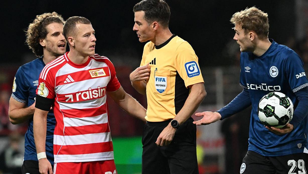 Viele Schiedsrichter, hier Harm Osmers, standen in der zweiten Pokal-Runde im Fokus. | © Soeren Stache/dpa