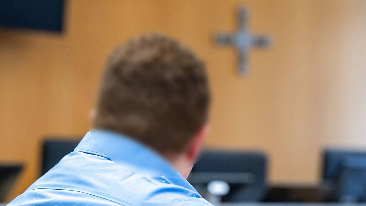 Mit Desinfektionsmittel als Brandbeschleuniger zündete ein 33-Jähriger in Landshut nach Überzeugung der Richter die Haare seiner pflegebedürftigen Großmutter an. Die Seniorin erlag knapp vier Wochen nach der Tat ihren Verletzungen. Jetzt ist der Mann verurteilt worden. | © Armin Weigel/dpa