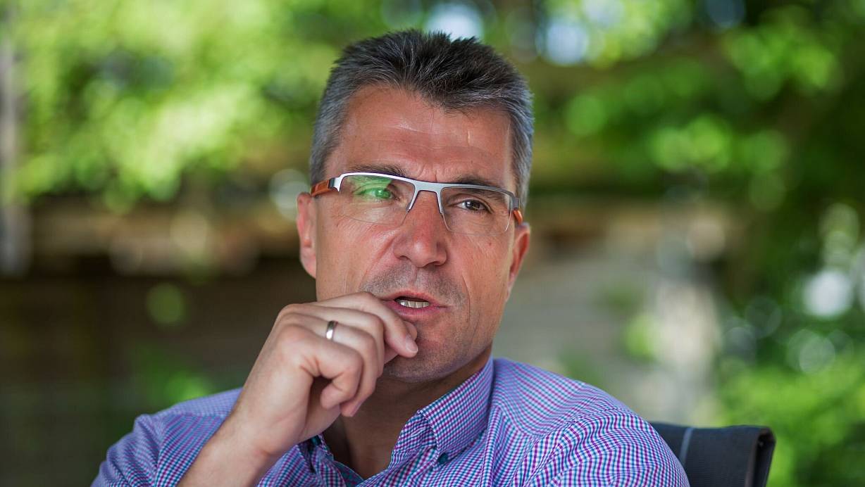 Schiedsrichter-Chef Knut Kircher kann sich eine Pokal-Reform beim Einsatz des Video-Assistenten vorstellen. | © Christoph Schmidt/dpa