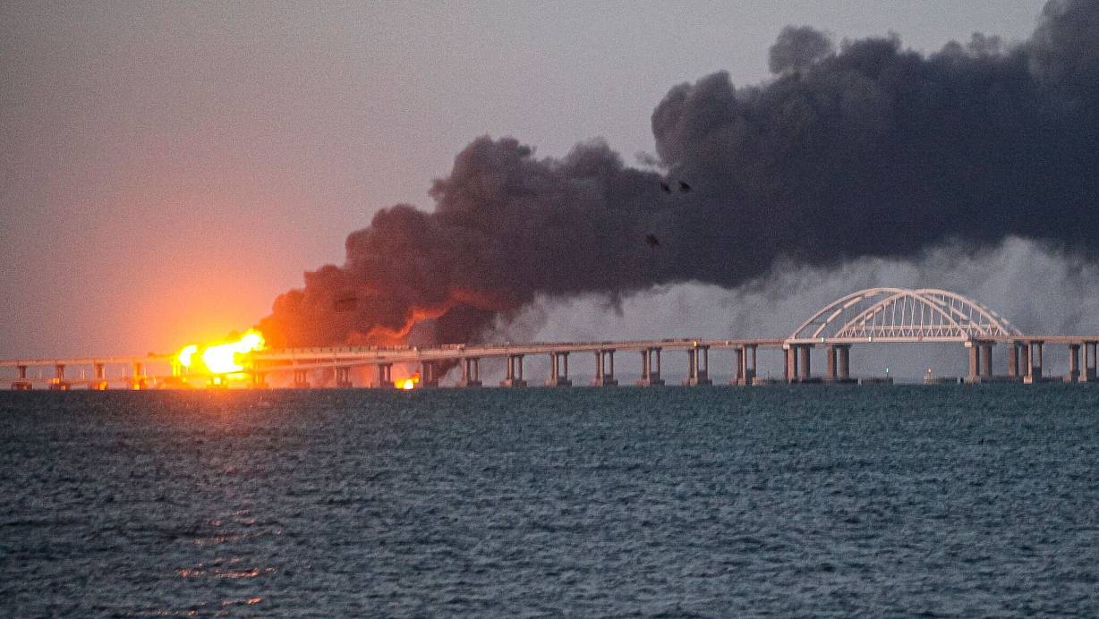 Bei der Explosion wurde die Brücke zur Krim schwer beschädigt. (Archivbild) | © Uncredited/AP/dpa