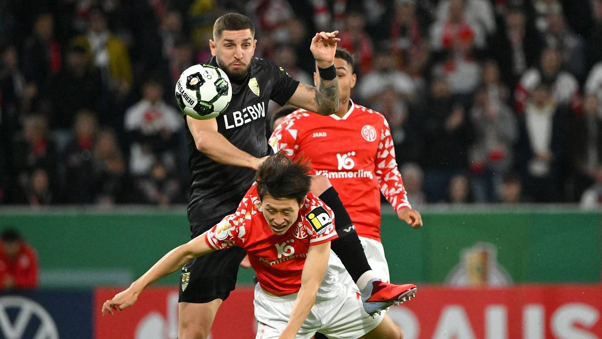 Standen sich nach gerade einmal 72 Stunden erneut gegenüber: der FSV Mainz 05 um Jae-Sung Lee (v.) und der VfB Stuttgart um Jeff Chabot. | © Torsten Silz/dpa