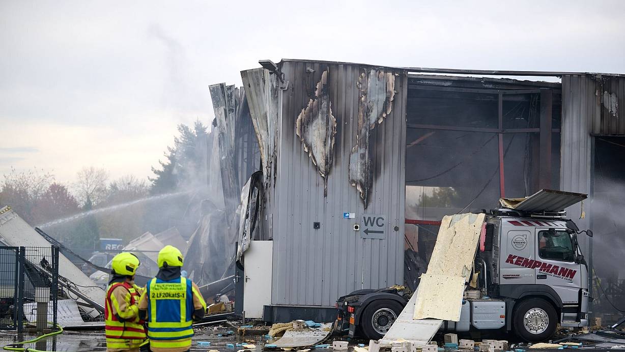 Die Halle wurde stark beschädigt. | © Bernd Thissen/dpa