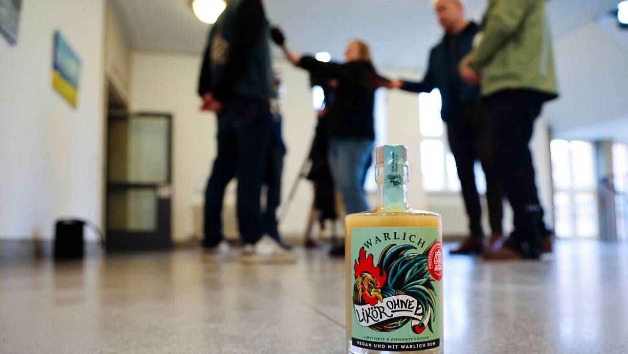 In einer Sonderedition ist der letzte Buchstabe bei «Likör ohne Ei» noch durch eine Hahnenfeder verdeckt. Jetzt erlaubt das Urteil wieder den ganzen Schriftzug. | © Frank Molter/dpa