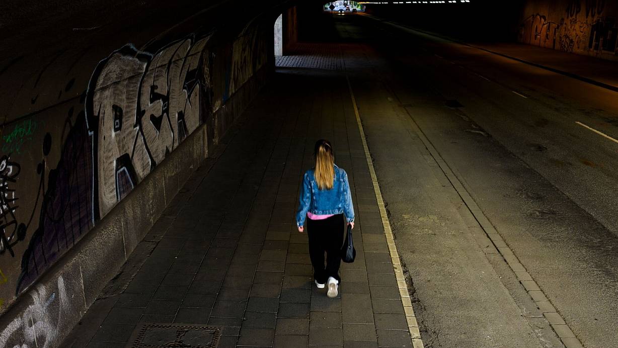 Die Polizei gibt präventive Verhaltenstipps, mit denen sich Menschen, die nachts unterwegs sind, besser schützen können. | © Christoph Reichwein/dpa