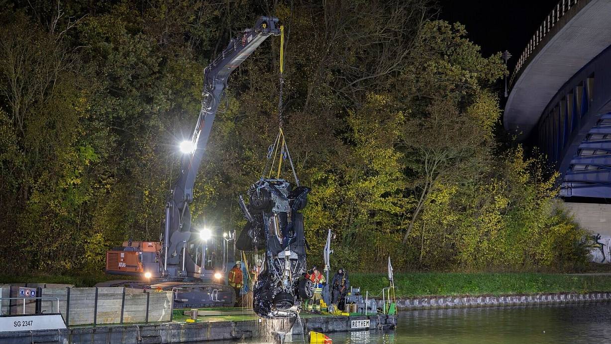 In diesem aus dem Mittellandkanal geborgenen Autowrack fanden Ermittler Einbruchswerkszeug. (Archivbild) | © Stefan Sobotta/dpa