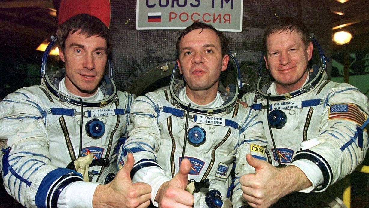 Die Crew, die als erste die Internationale Raumstation ISS bewohnte: US-Astronaut Bill Shepherd (l-r) und die russischen Kosmonauten Juri Gidsenko und Sergej Krikaljow, heben die Daumen vor ihrer Sojus-Rakete. (Archivbild) | © REUTERS POOL/epa/dpa