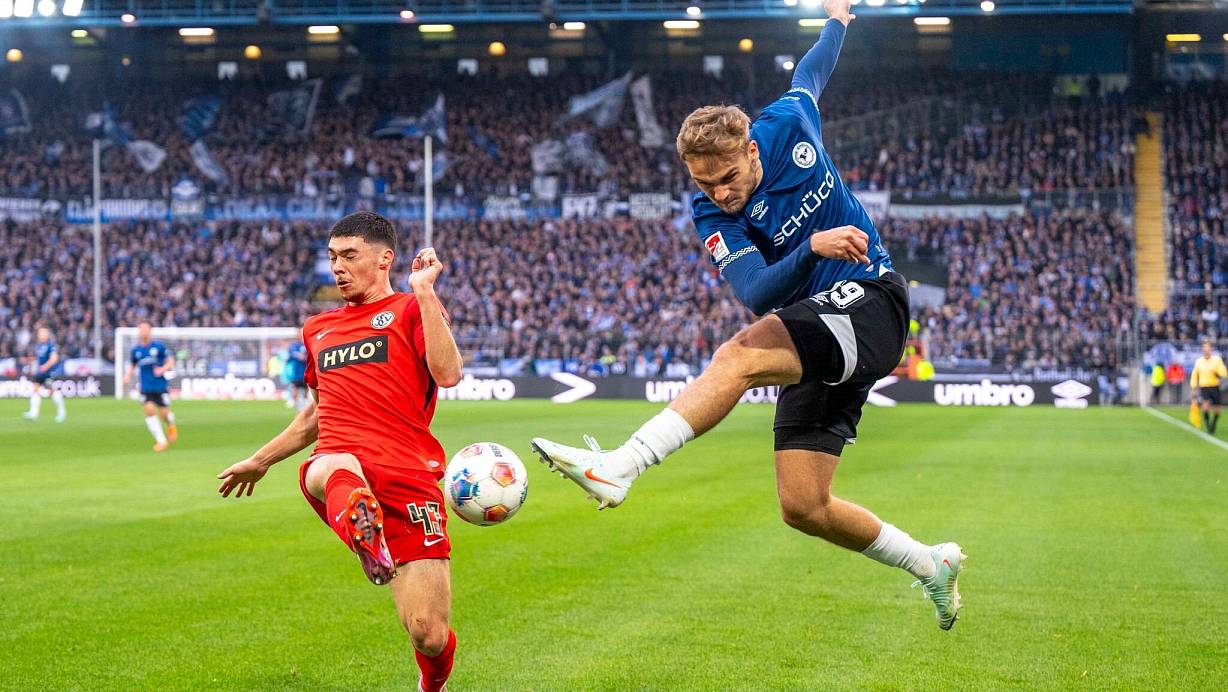 Felix Keidel (l) und die SV Elversberg hatten bei Arminia Bielefeld das Nachsehen. | © David Inderlied/dpa