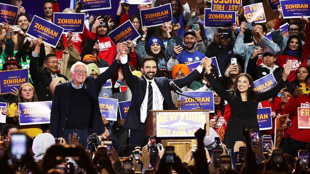 Mamdani trat an der Seite von Sanders (l) und Ocasio-Cortez (r) auf. | © Heather Khalifa/AP/dpa
