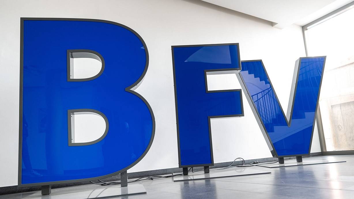 Der BFV ermittelt nach Drohungen gegen einen zwölf Jahre alten Schiedsrichter. | © Peter Kneffel/dpa