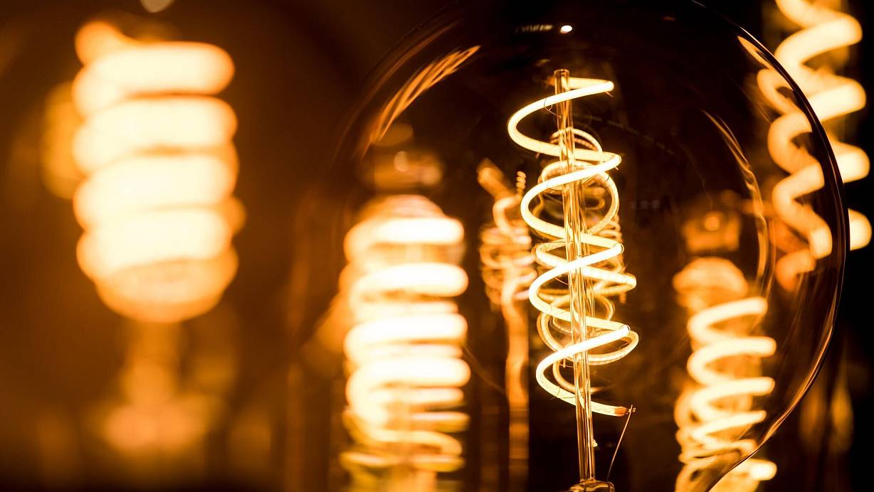 Wussten Sie\\\'s? Mit 60 Jahren braucht man für den gleichen Helligkeitseindruck wie eine 20-jährige Person etwa die doppelte Lichtmenge. | © Franziska Gabbert/dpa-tmn