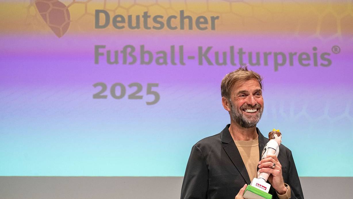 Jürgen Klopp war beim Galaabend zu Scherzen aufgelegt. | © Pia Bayer/dpa