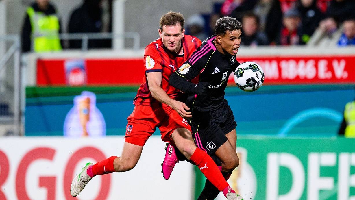 Notbremse: Für dieses Foul sah Heidenheims Tim Siersleben (l.) Rot. | © Tom Weller/dpa
