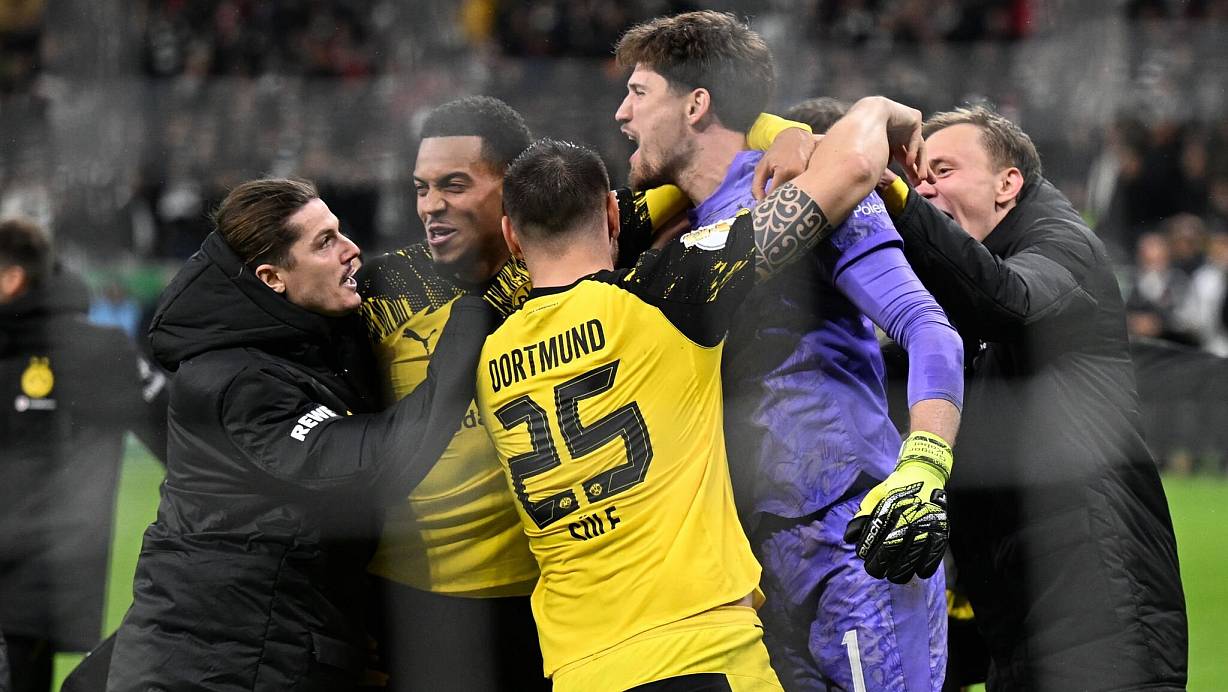 Borussia Dortmund bejubelt den Einzug ins Pokal-Achtelfinale. | © Arne Dedert/dpa