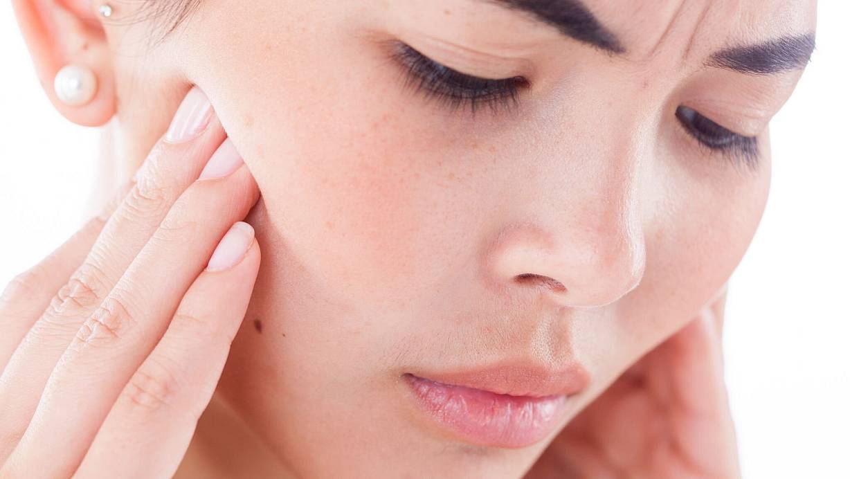 Druck im Oberkiefer: Treten bei einer Erkältung Zahnschmerzen auf, kann es sich um eine Nasennebenhöhlenentzündung handeln. | © Christin Klose/dpa-tmn