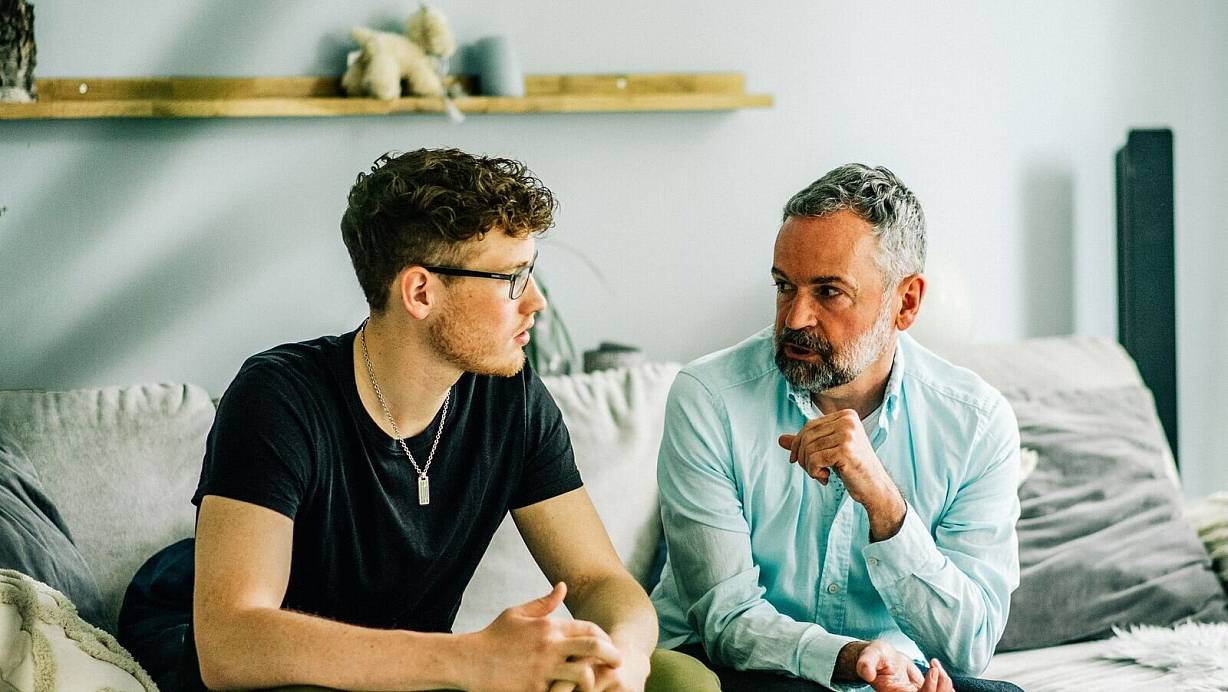 Ängste, Sorgen und Nöte ernst nehmen: Die aktuelle Wehrdienst-Debatte verunsichert viele Teenager - und wirft in Familien Fragen auf. | © Zacharie Scheurer/dpa-tmn
