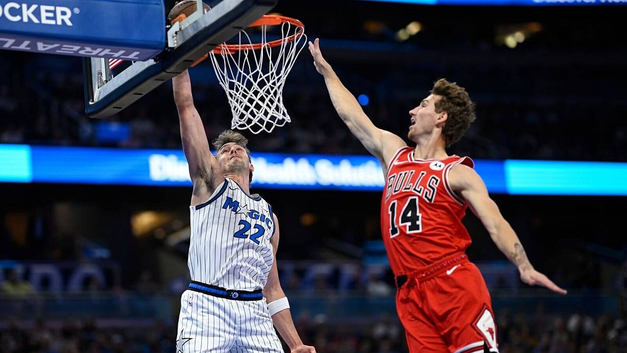 Franz Wagner (l) kann die Niederlage der Orlando Magic gegen Chicago nicht verhindern. | © Phelan M. Ebenhack/FR121174 AP/AP/dpa