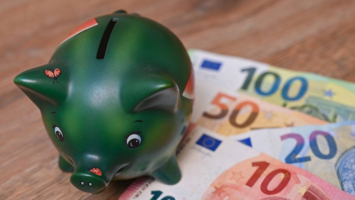 Viele Menschen in Deutschland sparen regelmäßig. (Symbolbild) | © Patrick Pleul/dpa-Zentralbild/dpa