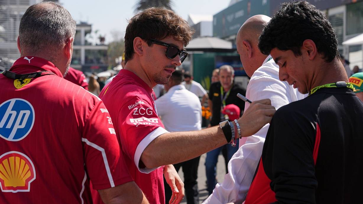 Bei den Fans beliebt, im ersten Training der Schnellste: Charles Leclerc. | © Moises Castillo/AP/dpa