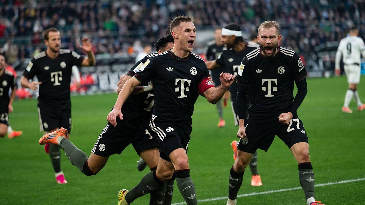 Josuha Kimmich (M) brachte den FC Bayern in Führung. | © Marius Becker/dpa