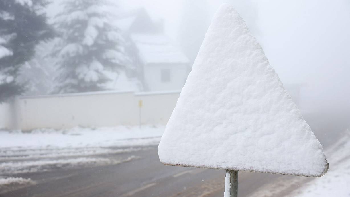 Einige Prognosen warnen vor einem Jahrhundertwinter - doch lässt sich so etwas überhaupt vorhersagen? (Symbolbild) | © Armin Durgut/AP/dpa