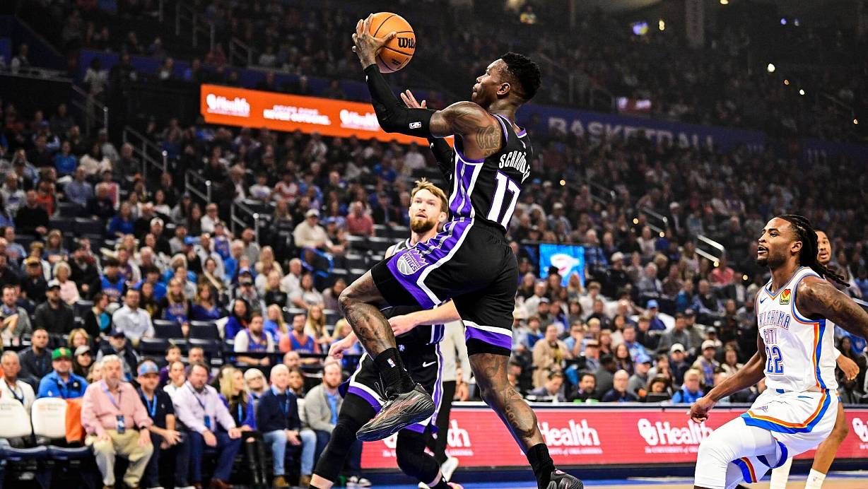 Dennis Schröder erlebte einen ruhigen Abend. | © Gerald Leong/AP/dpa