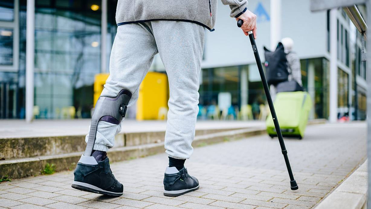 Medikamente, Physiotherapie und Hilfsmittel: Diese drei Dinge können das Leben mit einer spastischen Bewegungsstörung leichter machen. | © Besim Mazhiqi/Stiftung Deutsche Schlaganfall-Hilfe/dpa-tmn