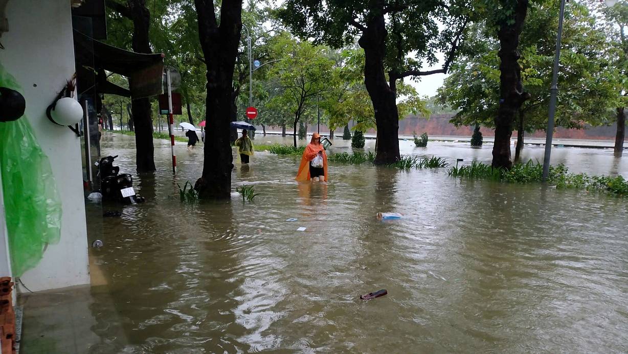 Viele Straßen in Hue standen unter Wasser. | © Hoang Le Y Minh/dpa