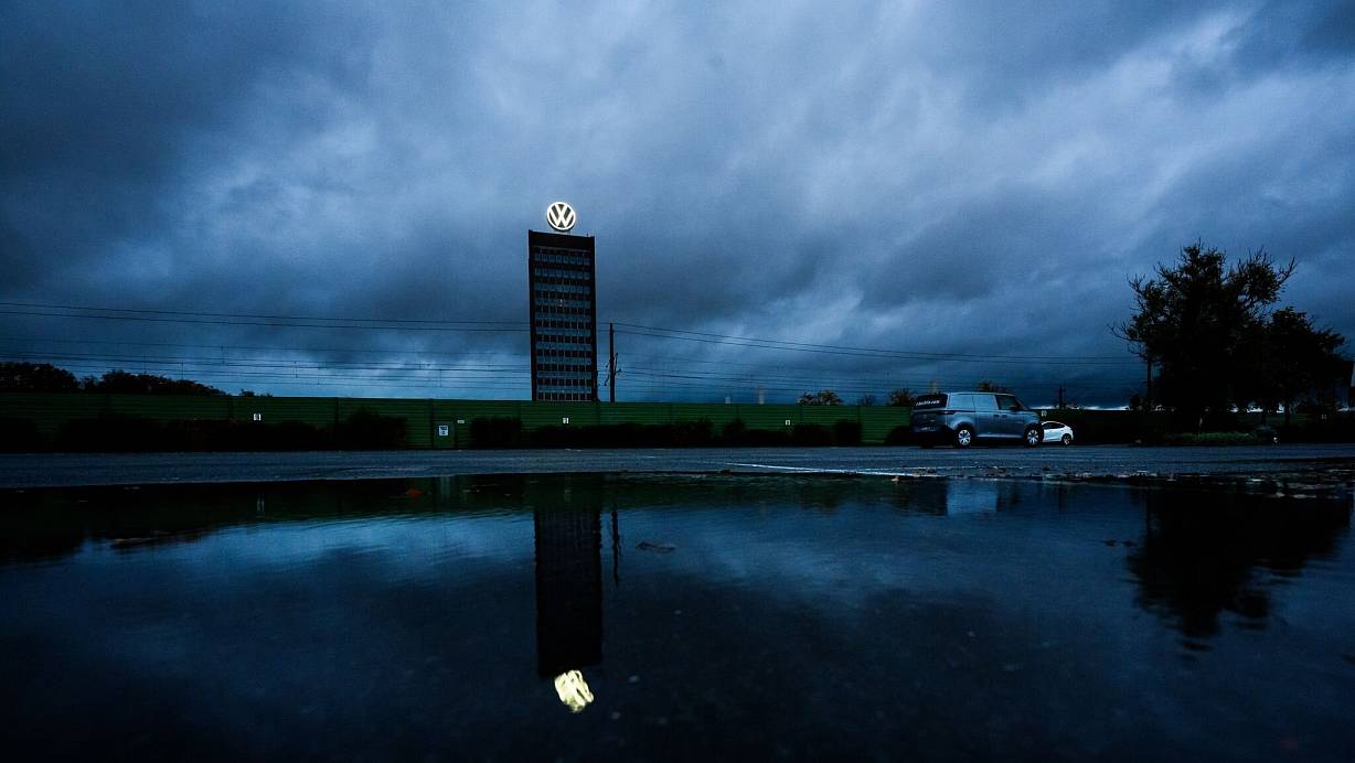 VW in Wolfsburg rutscht in die roten Zahlen - wegen der Probleme bei Porsche. (Archivbild) | © Julian Stratenschulte/dpa
