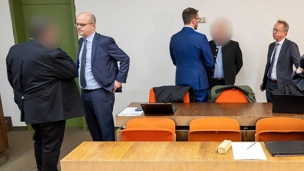 Beide Angeklagten zeigen Reue. | © Peter Kneffel/dpa