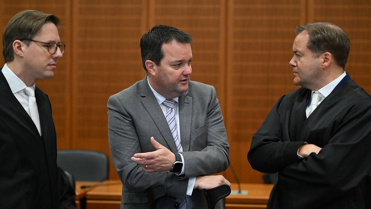 Im Prozess gegen den ehemaligen DFB-Schatzmeister Stephan Osnabrügge (M) steht für den Verband einiges auf dem Spiel. | © Arne Dedert/dpa