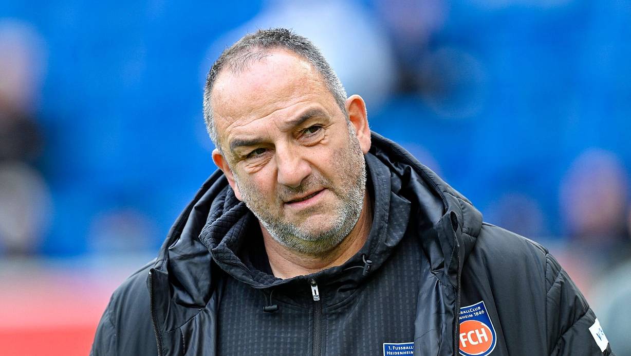 Tief frustriert: Heidenheims Trainer Frank Schmidt nach der Niederlage bei Hoffenheim. | © Uwe Anspach/dpa