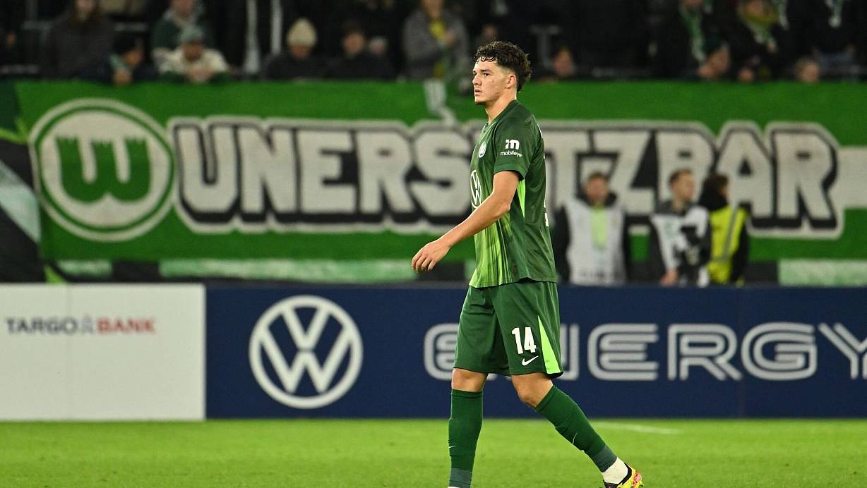 Muss vom Platz: Wolfsburgs Gelb-Rot-Sünder Jenson Seelt. | © Swen Pförtner/dpa