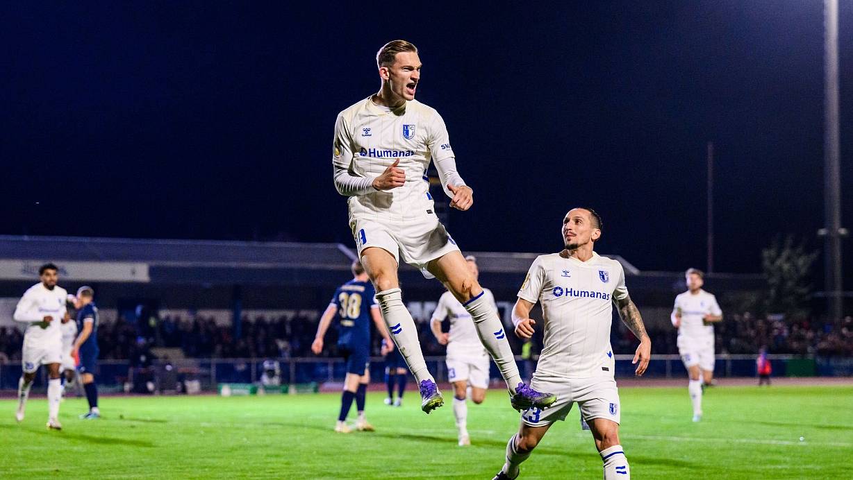 Magdeburg-Stürmer Maximilian Breunig jubelt über sein Tor zum 1:0 in Illertissen. | © Tom Weller/dpa