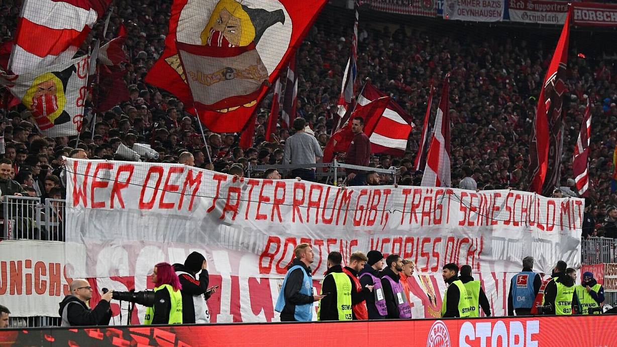 Bayern-Fans zeigten beim Duell gegen Dortmund ein Transparent gegen Ex-Profi Jérôme Boateng. | © Sven Hoppe/dpa