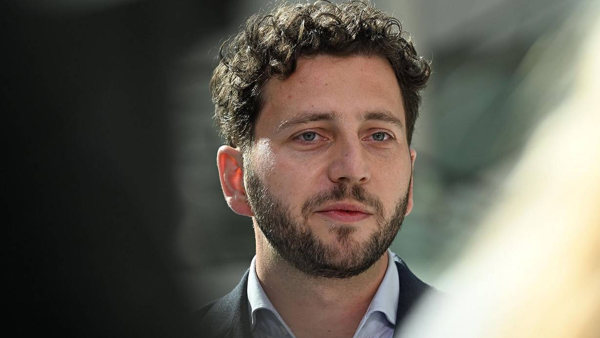 Die Aussagen des Kanzlers seien ihm zu pauschal, sagt der Co-Vorsitzende der Grünen, Felix Banaszak. (Archivbild) | © Shireen Broszies/dpa