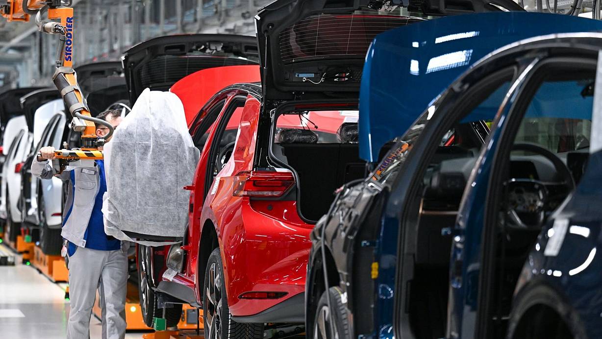 Die Produktion bei VW läuft auch nächste Woche weiter. (Archivbild) | © Hendrik Schmidt/dpa