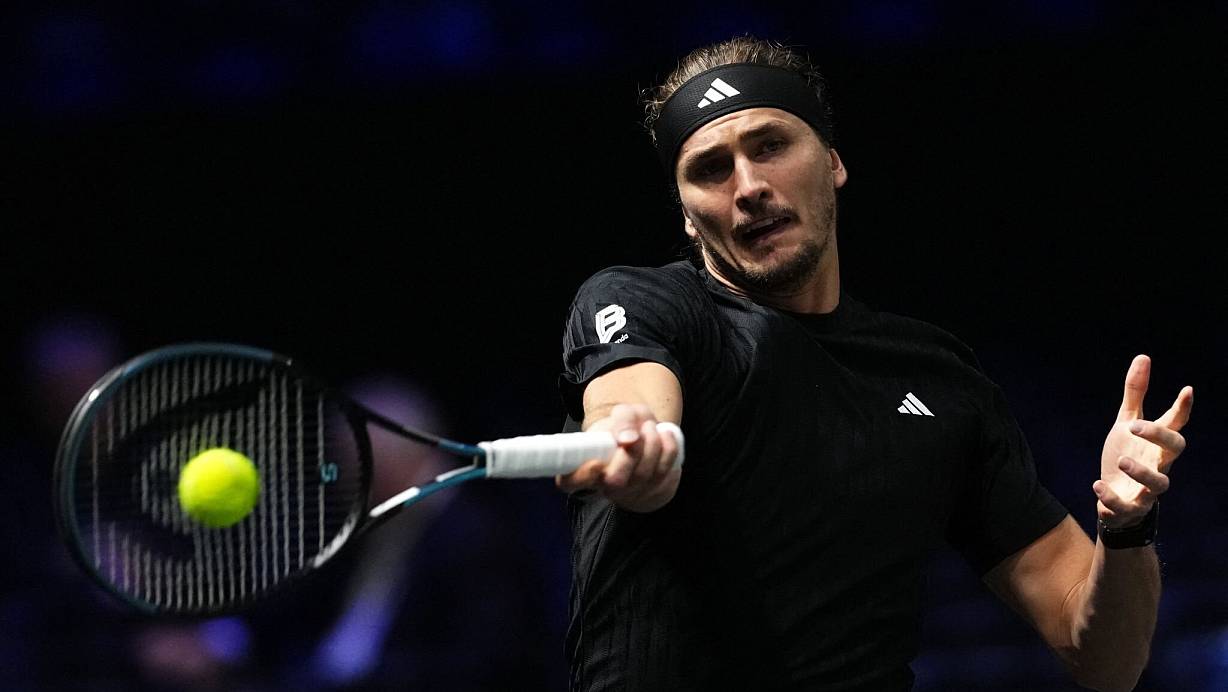 Alexander Zverev steht in Paris in der Runde der besten Acht. | © Dimitar Dilkoff/AFP/dpa